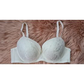 Nagyméretű, egyszínű csipkés melltartó, D kosár